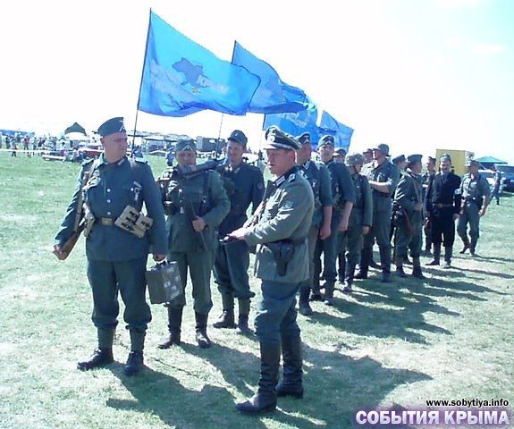 "Нацисти" марширували під прапорами Партії регіонів. Фото
