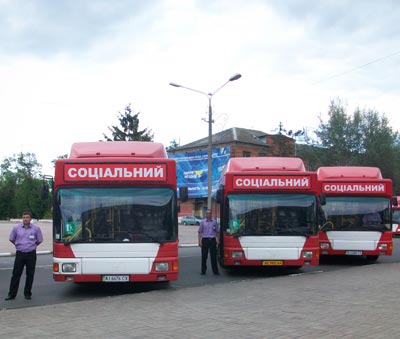 1 червня в Нікополі вийшли на рейс 7 «соціальних автобусів» (два видео)