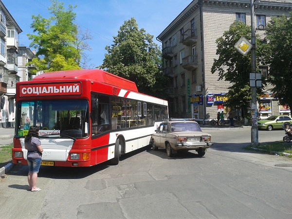 "Социальный" автобус в ДТП (фото)