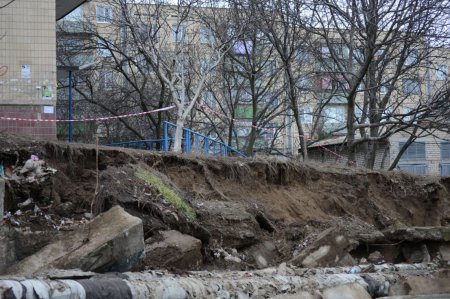 В Никополе жилые дома под угрозой (фото)