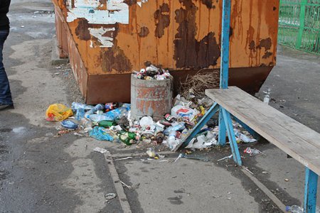 Свалка мусора на остановках Никополя