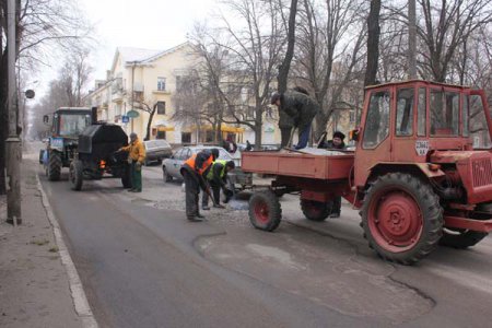 В Никополе уже латают дороги?