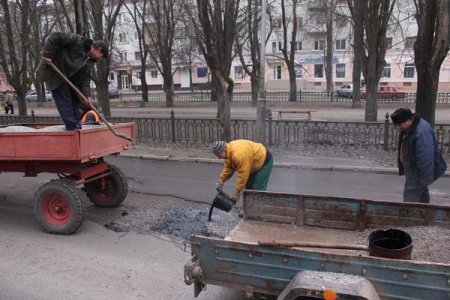 В Никополе уже латают дороги?