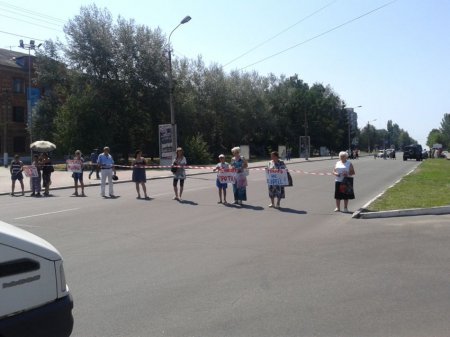 В Никополе мирные протестующие падают от жары. Власть на диалог не идет