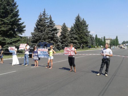 В Никополе мирные протестующие падают от жары. Власть на диалог не идет