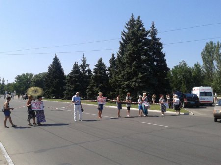 В Никополе мирные протестующие падают от жары. Власть на диалог не идет