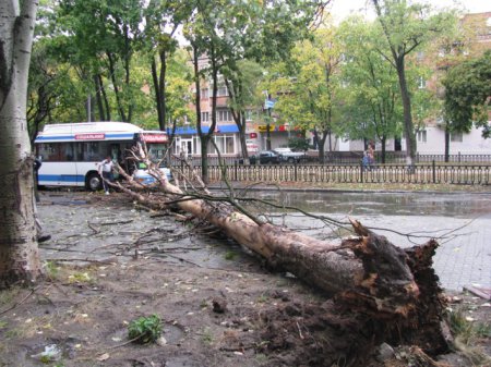 В Никополь неожиданно пришла осень (фото, видео)