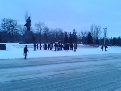 В  Нікополі  біля пам’ятника  Леніну  відбувся  мітинг  протесту  проти комуністичної  ідеології, насадженої  в Україні  В. Леніним