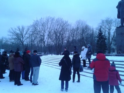 В  Нікополі  біля пам’ятника  Леніну  відбувся  мітинг  протесту  проти комуністичної  ідеології, насадженої  в Україні  В. Леніним