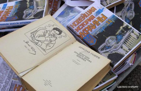 Русские нацисты провели факельное шествие в Крыму и сожгли книги об истории Украины. Милиция бездействует. ФОТОрепортаж