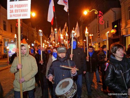 Русские нацисты провели факельное шествие в Крыму и сожгли книги об истории Украины. Милиция бездействует. ФОТОрепортаж