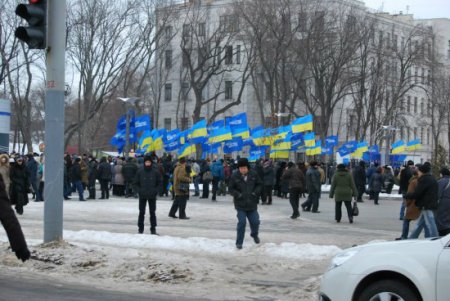 Возле Днепропетровской ОГА митинг Партии регионов (ФОТО)