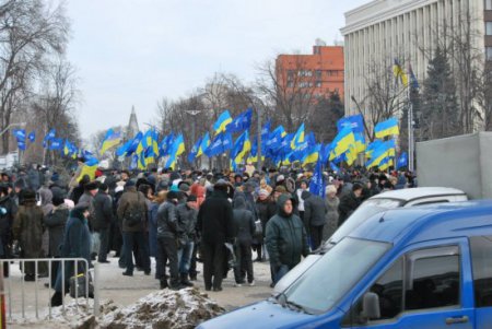 Возле Днепропетровской ОГА митинг Партии регионов (ФОТО)