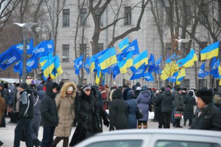 Возле Днепропетровской ОГА митинг Партии регионов (ФОТО)