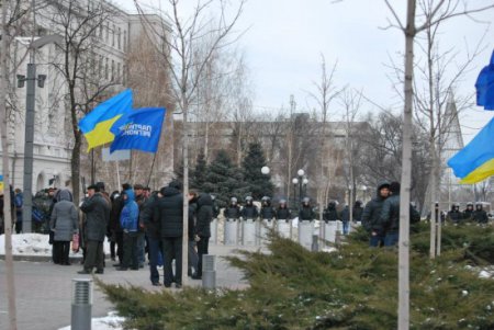 Возле Днепропетровской ОГА митинг Партии регионов (ФОТО)