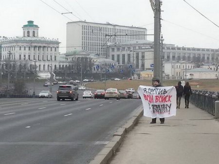 Москвичи на Красной площади: Руки прочь от Украины! (фото)