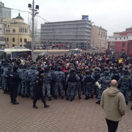 Москвичи на Красной площади: Руки прочь от Украины! (фото)